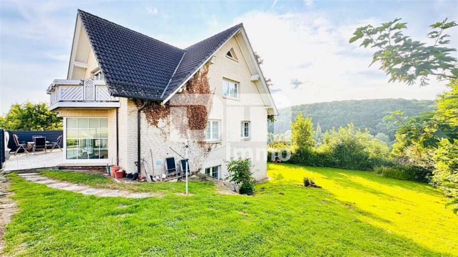 Hochklassiges Einfamilienhaus mit Einliegerwohnung in Bestlage auf großem Traumgrundstück - Großer Gartenbereich hinter dem Haus